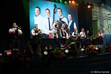 Ansambel bratov Poljanšek že 50 let navdihuje in zabava z nepozabnimi melodijami (1)